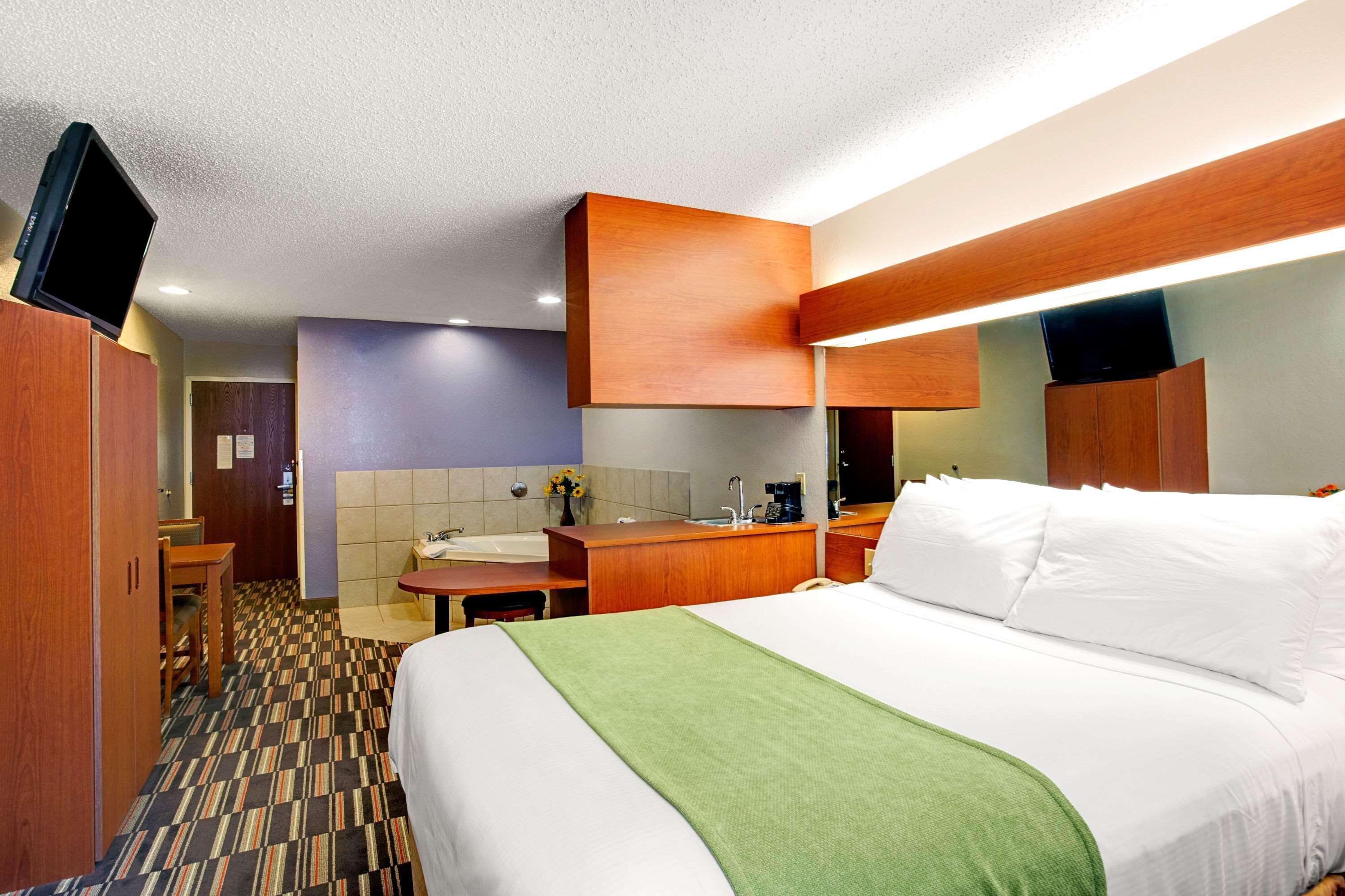 Microtel Inn & Suites By Wyndham Cherokee Exteriör bild