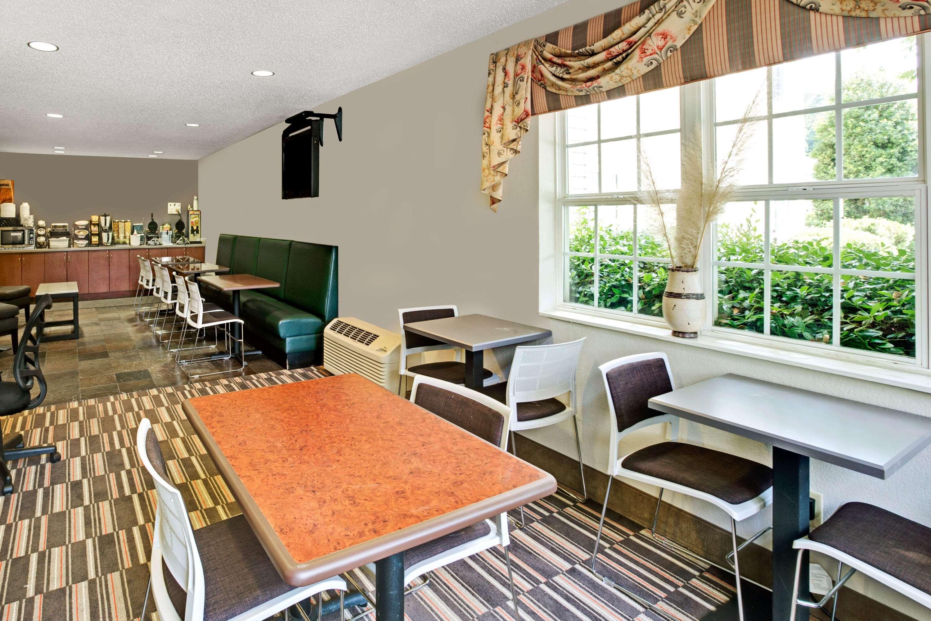 Microtel Inn & Suites By Wyndham Cherokee Exteriör bild